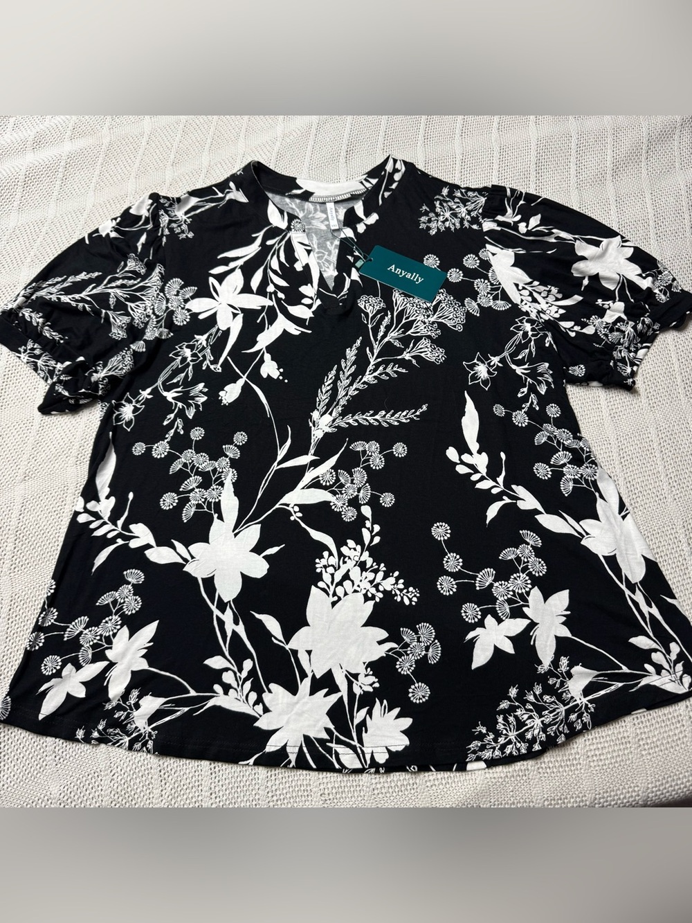 Anyally Women’s Black & White Floral Short Sleeve Top